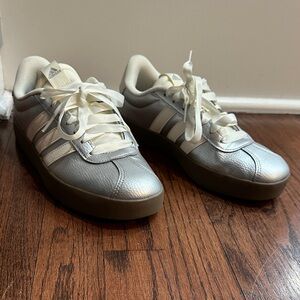 Highlight a casual fit with ease in the VL Court 3.0 lace-up sneaker,low-top,